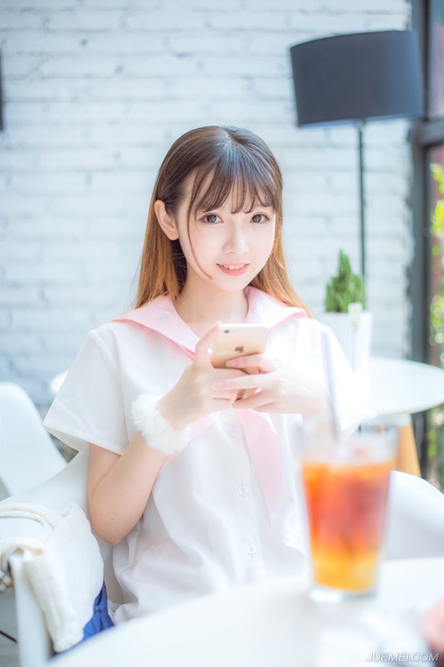 “只是没想到，时间过得这么快！连他最后一面都没能见到。”小乔叹了口气，这一转眼，从被吕布劫走到现在，已经快十年了，脑海中，周瑜长什么样，她都快要忘记了，想到这里，小乔也不由的有些怅然。